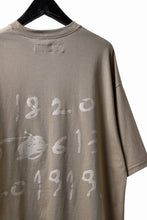 Load image into Gallery viewer, A.F ARTEFACT NUMBERRING PRINT OVER SIZED S/S TEE (BEIGE)