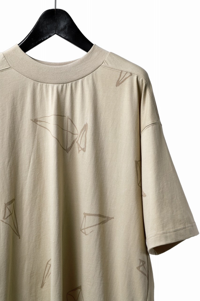 A.F ARTEFACT PYRA PATTERN PRINT THICK-COLLAR LOOSEY TEE (BEIGE)