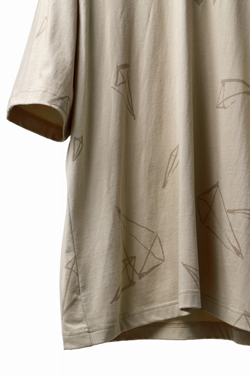 A.F ARTEFACT PYRA PATTERN PRINT OVER SIZED THICK-COLLAR S/S TEE (BEIGE)
