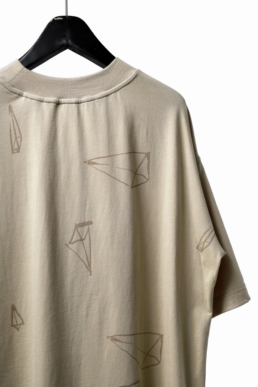 Load image into Gallery viewer, A.F ARTEFACT PYRA PATTERN PRINT OVER SIZED THICK-COLLAR S/S TEE (BEIGE)