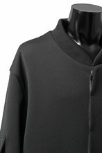 Load image into Gallery viewer, N/07 exclusive WIDE FLAP POCKET BOMBER JACKET / GAUDI SMOOTH JERSEY (BLACK)