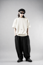 画像をギャラリービューアに読み込む, N/07 CINCHED HEM TOP / RIBBED CARDBOARD KNIT JERSEY (LIGHT BEIGE)