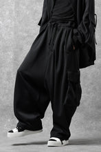 Load image into Gallery viewer, N/07 exclusive WIDE FLAP POCKET PANTS / GAUDI SMOOTH JERSEY (BLACK)