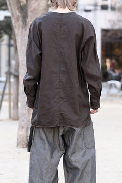 画像をギャラリービューアに読み込む, KLASICA &quot;SH-044&quot; SPLIT RAGLAN COLLAR LESS SHIRTS / BENGARA &amp; SUMI COATED LINEN (BENGARA)