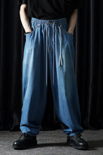 Load image into Gallery viewer, mastermind JAPAN WIDE EASY TROUSERS / LIGHT SMOOTH DENIM (INDIGO)