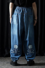 Load image into Gallery viewer, mastermind JAPAN WIDE EASY TROUSERS / LIGHT SMOOTH DENIM (INDIGO)