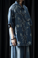 Load image into Gallery viewer, MASTERMIND WORLD ALOHA SS DENIM SHIRT (INDIGO)
