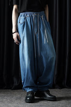 Load image into Gallery viewer, mastermind JAPAN WIDE EASY TROUSERS / LIGHT SMOOTH DENIM (INDIGO)