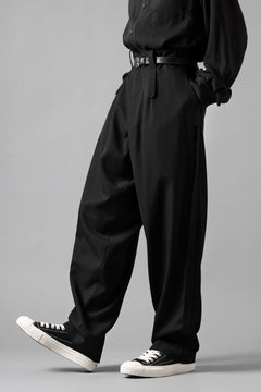 画像をギャラリービューアに読み込む, Y&#39;s for men WITH DECORATIVE CLOTH TAPERED PANTS / WRINKLE WOOL GABARDINE (BLACK)
