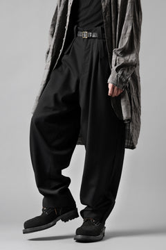 Load image into Gallery viewer, Y&#39;s for men WITH DECORATIVE CLOTH TAPERED PANTS / WRINKLE WOOL GABARDINE (BLACK)