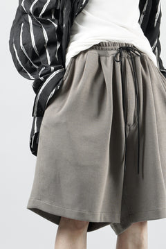 Load image into Gallery viewer, N/07 2 TUCKS EASY SHORTS / RIBBED CARDBOARD KNIT JERSEY (GREIGE)
