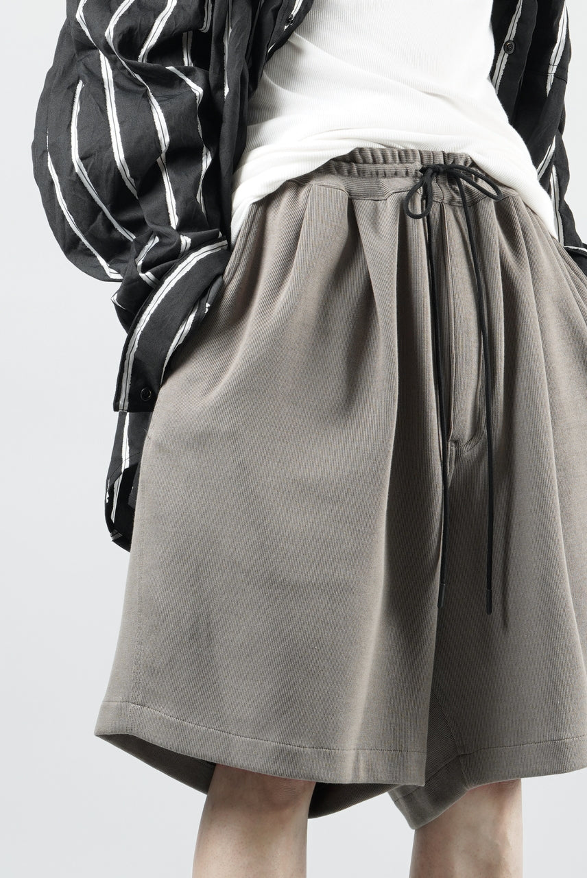 Load image into Gallery viewer, N/07 2 TUCKS EASY SHORTS / RIBBED CARDBOARD KNIT JERSEY (GREIGE)