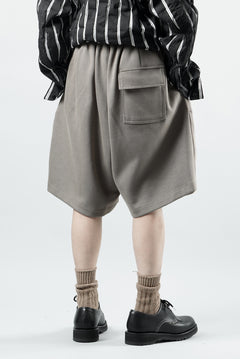 Load image into Gallery viewer, N/07 2 TUCKS EASY SHORTS / RIBBED CARDBOARD KNIT JERSEY (GREIGE)