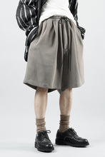 Load image into Gallery viewer, N/07 2 TUCKS EASY SHORTS / RIBBED CARDBOARD KNIT JERSEY (GREIGE)
