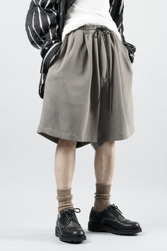 Load image into Gallery viewer, N/07 2 TUCKS EASY SHORTS / RIBBED CARDBOARD KNIT JERSEY (GREIGE)