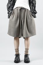 Load image into Gallery viewer, N/07 2 TUCKS EASY SHORTS / RIBBED CARDBOARD KNIT JERSEY (GREIGE)