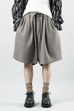 Load image into Gallery viewer, N/07 2 TUCKS EASY SHORTS / RIBBED CARDBOARD KNIT JERSEY (GREIGE)