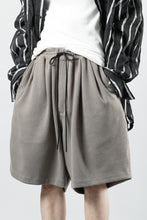 Load image into Gallery viewer, N/07 2 TUCKS EASY SHORTS / RIBBED CARDBOARD KNIT JERSEY (GREIGE)