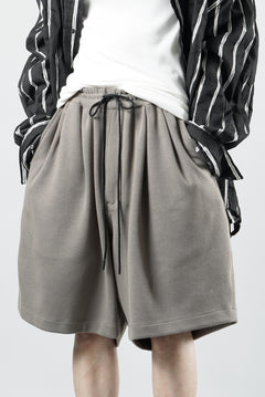 Load image into Gallery viewer, N/07 2 TUCKS EASY SHORTS / RIBBED CARDBOARD KNIT JERSEY (GREIGE)