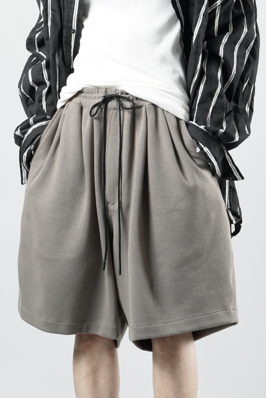 Load image into Gallery viewer, N/07 2 TUCKS EASY SHORTS / RIBBED CARDBOARD KNIT JERSEY (GREIGE)