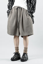 Load image into Gallery viewer, N/07 2 TUCKS EASY SHORTS / RIBBED CARDBOARD KNIT JERSEY (GREIGE)