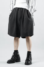 Load image into Gallery viewer, N/07 2 TUCKS EASY SHORTS / RIBBED CARDBOARD KNIT JERSEY (CHARCOAL)