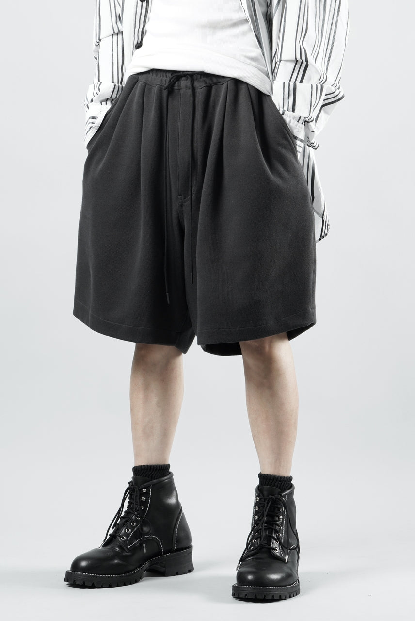 Load image into Gallery viewer, N/07 2 TUCKS EASY SHORTS / RIBBED CARDBOARD KNIT JERSEY (CHARCOAL)