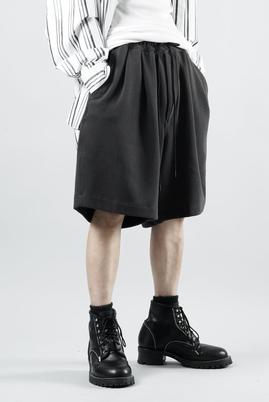 Load image into Gallery viewer, N/07 2 TUCKS EASY SHORTS / RIBBED CARDBOARD KNIT JERSEY (CHARCOAL)