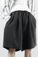 Load image into Gallery viewer, N/07 2 TUCKS EASY SHORTS / RIBBED CARDBOARD KNIT JERSEY (CHARCOAL)