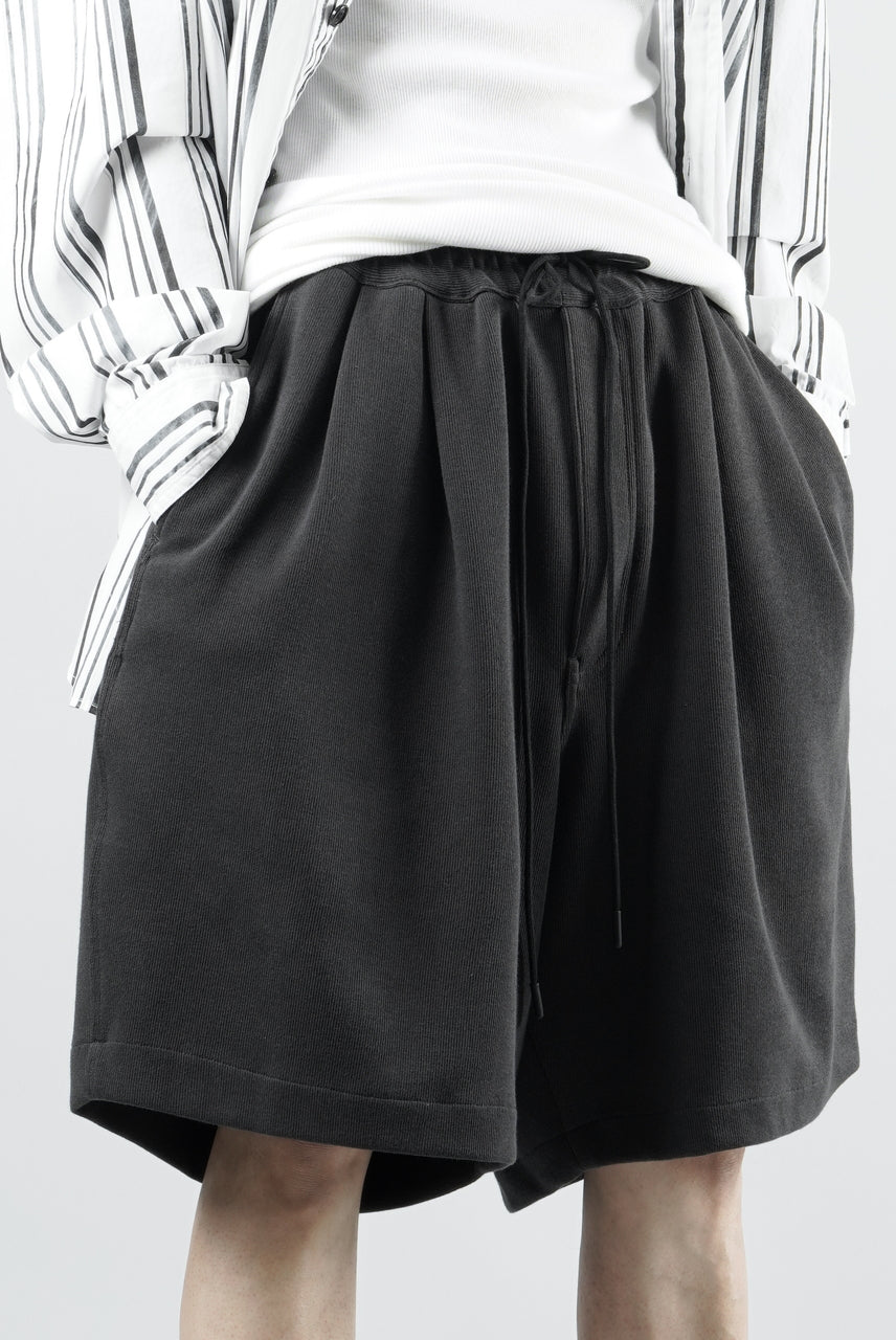 Load image into Gallery viewer, N/07 2 TUCKS EASY SHORTS / RIBBED CARDBOARD KNIT JERSEY (CHARCOAL)