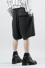 Load image into Gallery viewer, N/07 2 TUCKS EASY SHORTS / RIBBED CARDBOARD KNIT JERSEY (CHARCOAL)