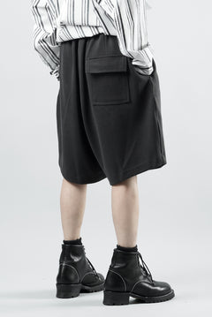Load image into Gallery viewer, N/07 2 TUCKS EASY SHORTS / RIBBED CARDBOARD KNIT JERSEY (CHARCOAL)