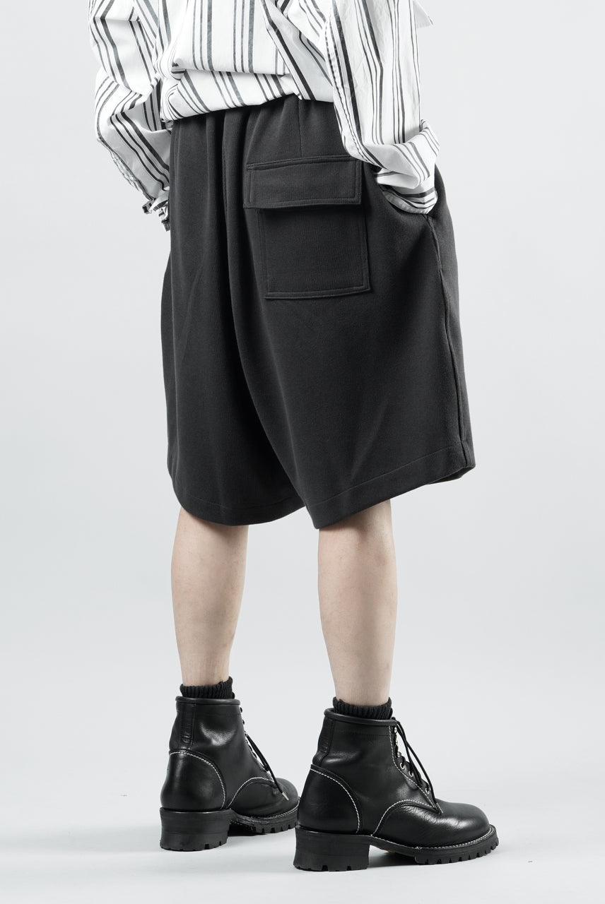 Load image into Gallery viewer, N/07 2 TUCKS EASY SHORTS / RIBBED CARDBOARD KNIT JERSEY (CHARCOAL)