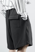 Load image into Gallery viewer, N/07 2 TUCKS EASY SHORTS / RIBBED CARDBOARD KNIT JERSEY (CHARCOAL)