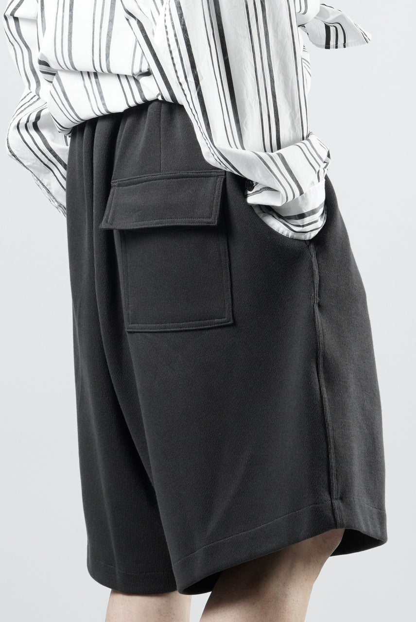 Load image into Gallery viewer, N/07 2 TUCKS EASY SHORTS / RIBBED CARDBOARD KNIT JERSEY (CHARCOAL)
