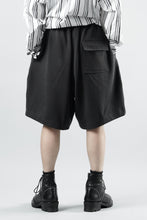 Load image into Gallery viewer, N/07 2 TUCKS EASY SHORTS / RIBBED CARDBOARD KNIT JERSEY (CHARCOAL)
