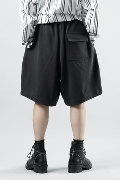 Load image into Gallery viewer, N/07 2 TUCKS EASY SHORTS / RIBBED CARDBOARD KNIT JERSEY (CHARCOAL)