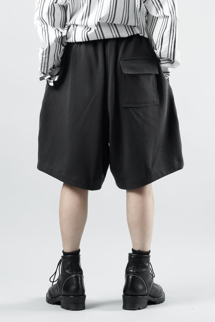 Load image into Gallery viewer, N/07 2 TUCKS EASY SHORTS / RIBBED CARDBOARD KNIT JERSEY (CHARCOAL)