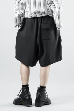 Load image into Gallery viewer, N/07 2 TUCKS EASY SHORTS / RIBBED CARDBOARD KNIT JERSEY (CHARCOAL)