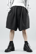 Load image into Gallery viewer, N/07 2 TUCKS EASY SHORTS / RIBBED CARDBOARD KNIT JERSEY (CHARCOAL)