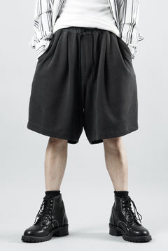 Load image into Gallery viewer, N/07 2 TUCKS EASY SHORTS / RIBBED CARDBOARD KNIT JERSEY (CHARCOAL)