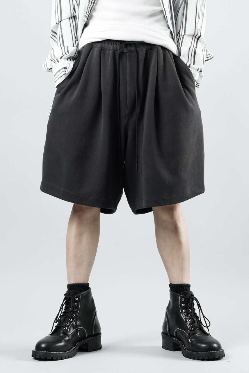 Load image into Gallery viewer, N/07 2 TUCKS EASY SHORTS / RIBBED CARDBOARD KNIT JERSEY (CHARCOAL)
