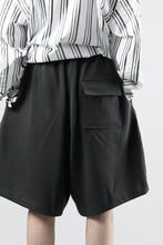 Load image into Gallery viewer, N/07 2 TUCKS EASY SHORTS / RIBBED CARDBOARD KNIT JERSEY (CHARCOAL)