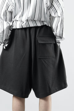 Load image into Gallery viewer, N/07 2 TUCKS EASY SHORTS / RIBBED CARDBOARD KNIT JERSEY (CHARCOAL)