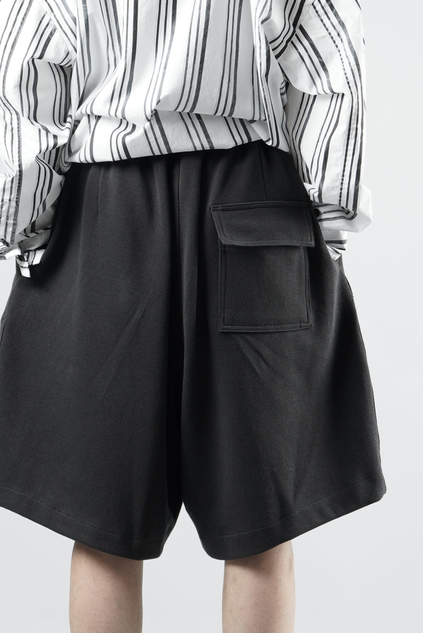 Load image into Gallery viewer, N/07 2 TUCKS EASY SHORTS / RIBBED CARDBOARD KNIT JERSEY (CHARCOAL)