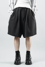 Load image into Gallery viewer, N/07 2 TUCKS EASY SHORTS / RIBBED CARDBOARD KNIT JERSEY (CHARCOAL)