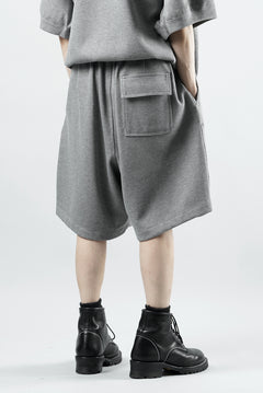 Load image into Gallery viewer, N/07 2 TUCKS EASY SHORTS / RIBBED CARDBOARD KNIT JERSEY (GREY)