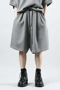 Load image into Gallery viewer, N/07 2 TUCKS EASY SHORTS / RIBBED CARDBOARD KNIT JERSEY (GREY)