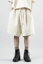 Load image into Gallery viewer, N/07 2 TUCKS EASY SHORTS / RIBBED CARDBOARD KNIT JERSEY (LIGHT BEIGE)