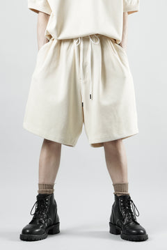 Load image into Gallery viewer, N/07 2 TUCKS EASY SHORTS / RIBBED CARDBOARD KNIT JERSEY (LIGHT BEIGE)